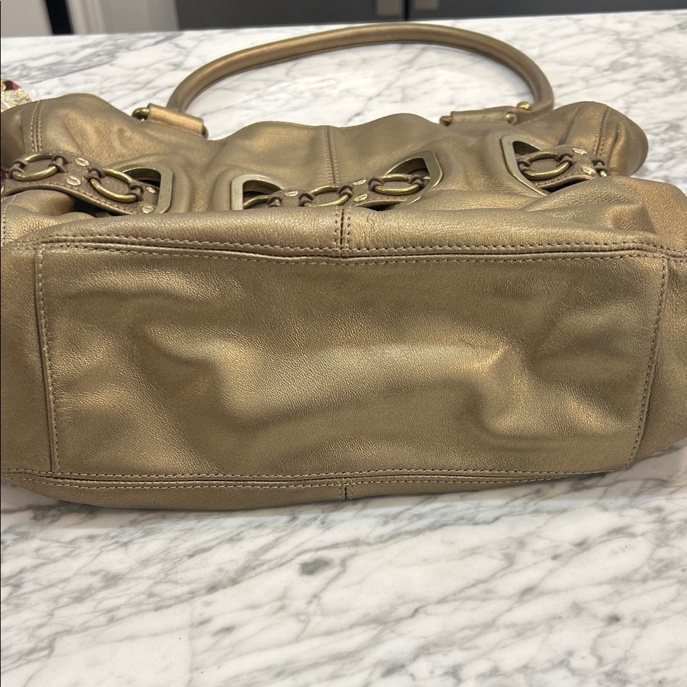 Chic Gold Shoulder Bag - Picture 5 of 8